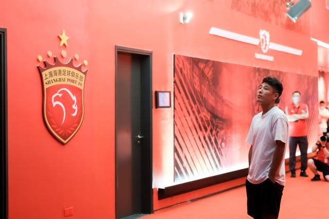 云开体育-武磊造访新球场上看台体验视角：在全世界都很出众